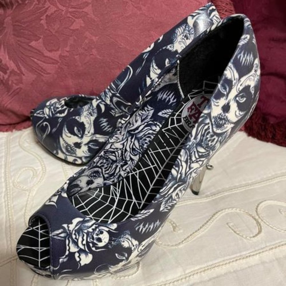 Too Fast  Black & White Heels size 7